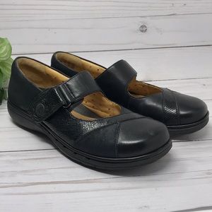 Clark’s Women’s Mary Jane Leather Shoe Size 5M